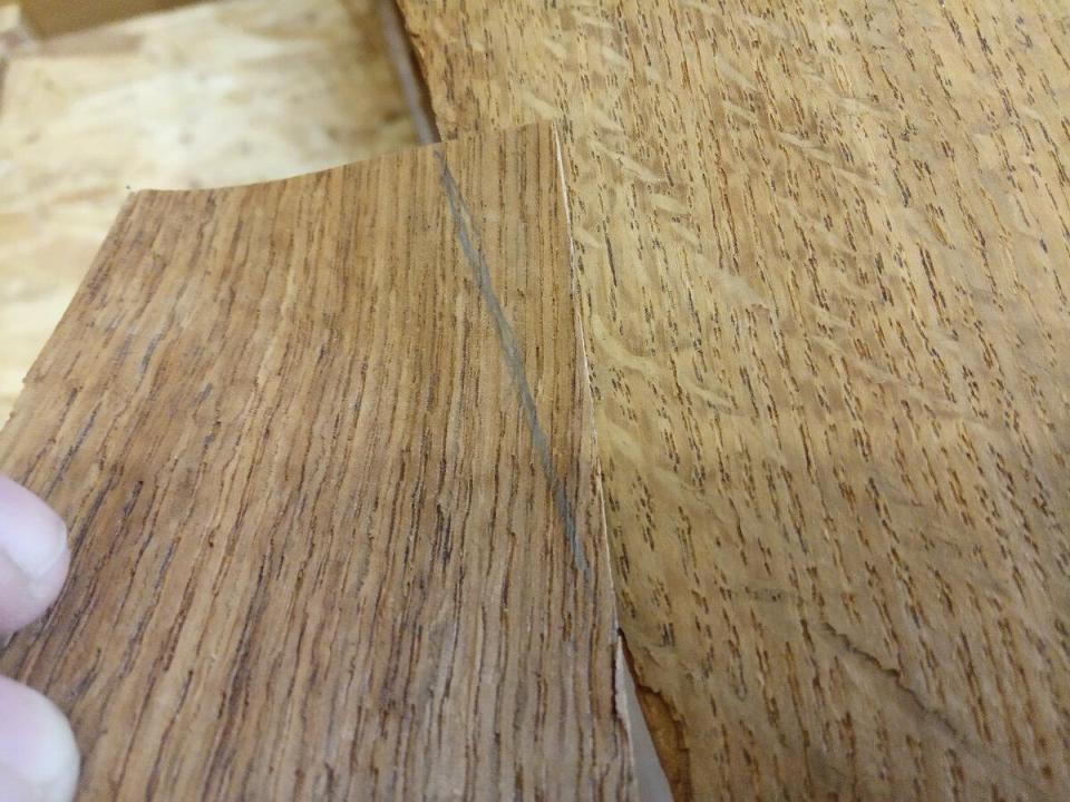 Пример подгонки шпона перед наклеиванием на изделие